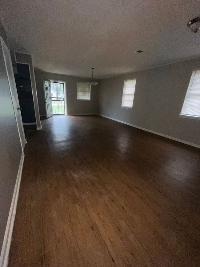 Building Photo - Renovated house in quite Neighborhood