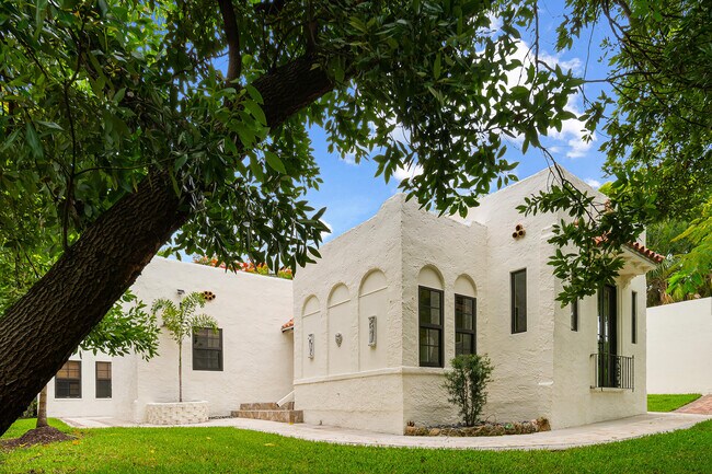 Building Photo - 828 35th St