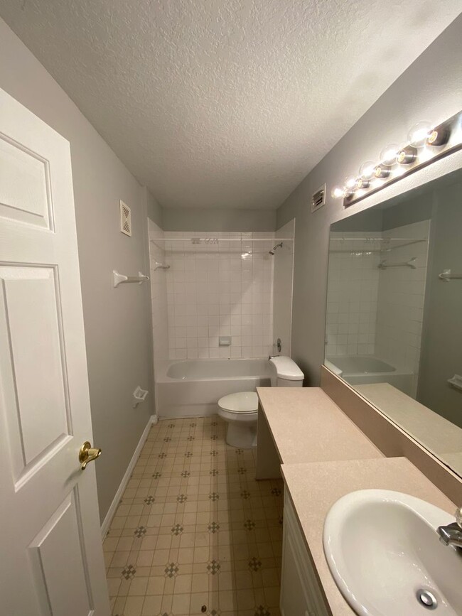 Building Photo - 613 Coconut Palm Way