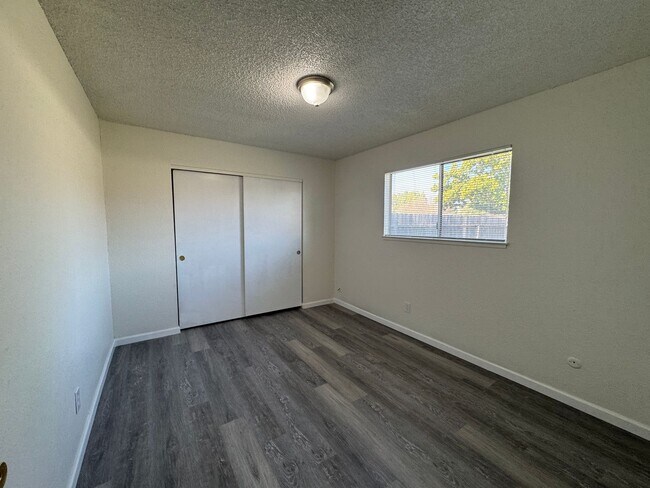 Building Photo - Three Bed, Two Bath Home In North Stockton