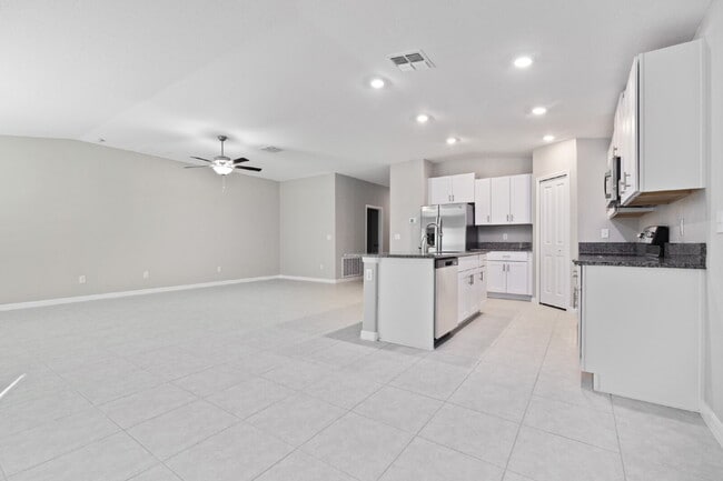 Building Photo - "Internet & Cable Included"  Epperson community Charming 4-Bed one floor house in Wesley Chapel –...