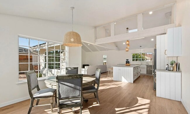 Building Photo - Beautifully Updated Single Story Custom Ho...