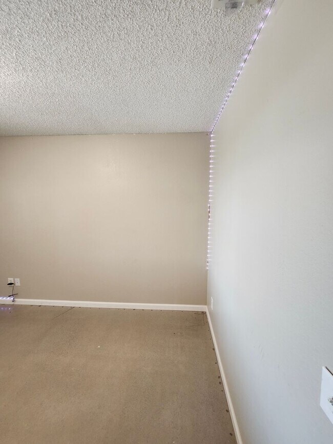 Building Photo - Charming Single-Story Home