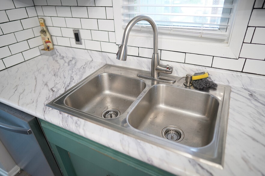 Kitchen double sink - 413 19th Ave NE
