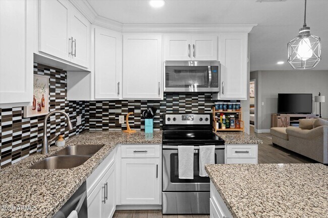 Building Photo - 1211 W Palomino Dr