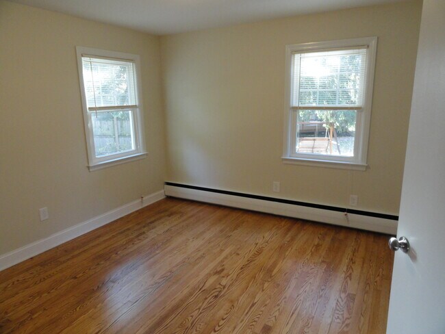 Building Photo - 9 Briarwood Dr