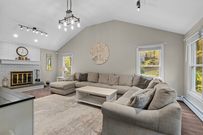 Building Photo - 36 Carriage House Dr