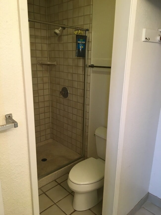 Building Photo - Great 2 Bedroom 2 Bath Condo in Seaside