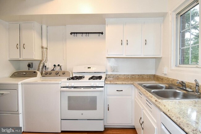 Building Photo - 3132 Martha Custis Dr