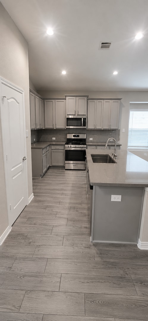 Building Photo - 14143 Medina Dr