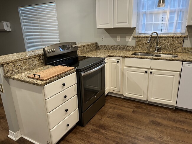 Building Photo - 68 Summer Oaks Dr