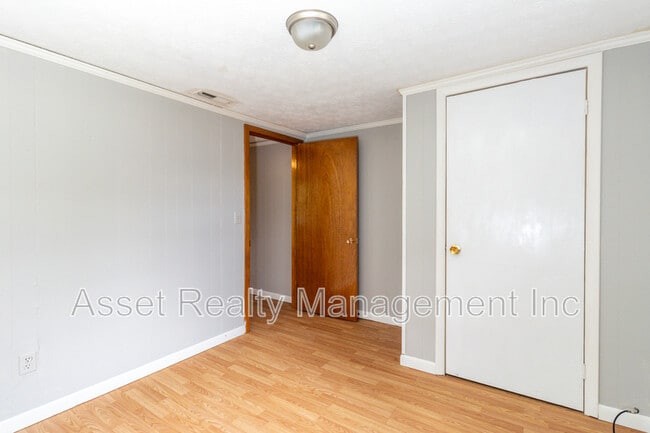 Building Photo - 513 Benton Cir