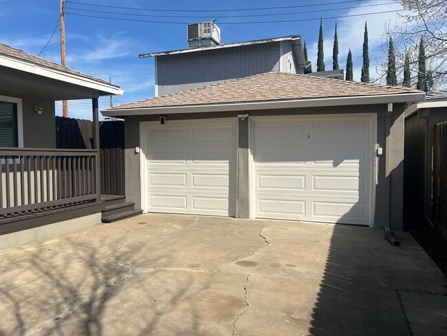 Building Photo - GORGEOUS REMODELED 3 BEDROOM HOME IN TAHOE PARK!!