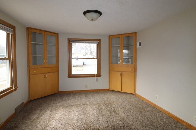 Building Photo - Refurbished 4-Bedroom Home