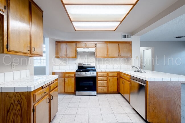Building Photo - 3 Bedroom/2.5 Bath Home in Silver Creek - $2295 Per Month!