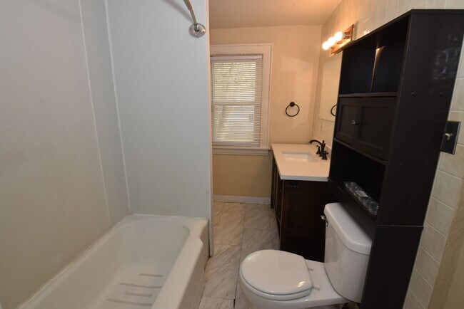 Building Photo - 135 E Eckman St