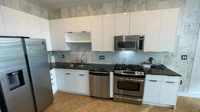 Building Photo - 150 E Robinson St