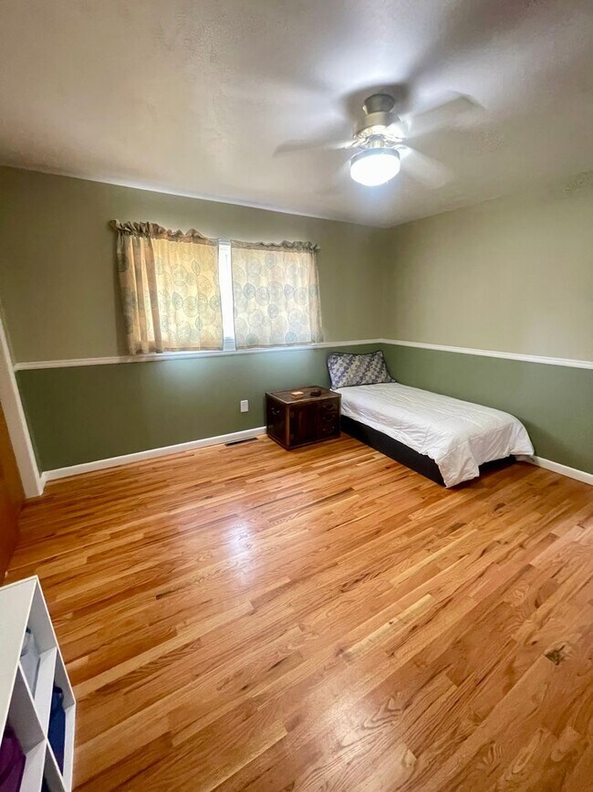 Building Photo - Furnished 3 bedroom/2bath close to Garden of the Gods