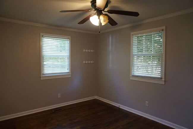 Building Photo - Pet Friendly 3 Bedroom 1 Full Bath located in Northwoods Park!