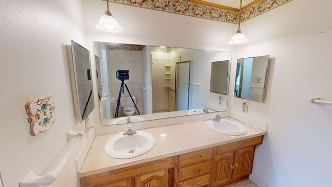 Building Photo - 539 E Rahn Rd