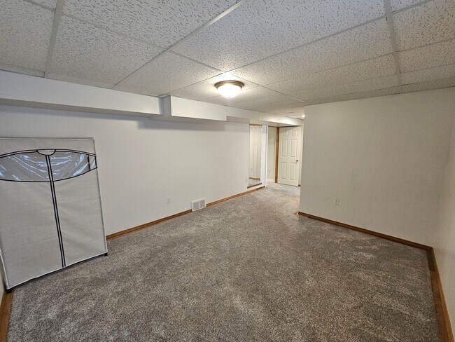 Building Photo - Beautiful Home in the Valley