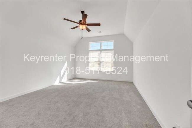 Building Photo - 7104 S Kalanchoe Ave