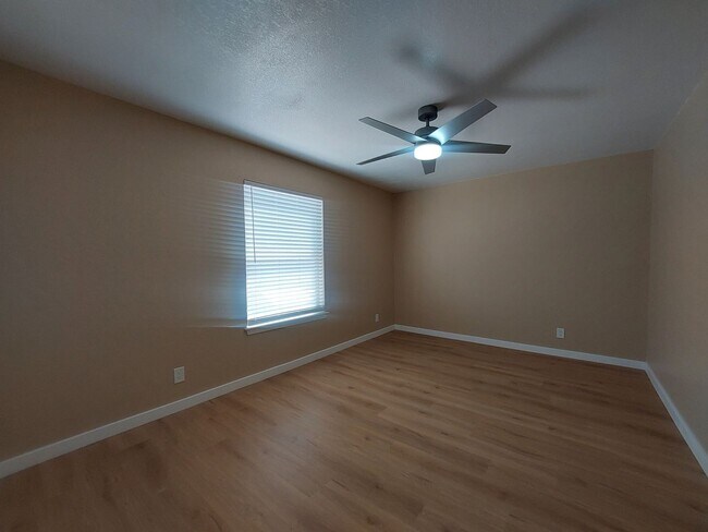 Building Photo - 4 BEDROOM 3 BATHROOM HOME! fully remodeled...