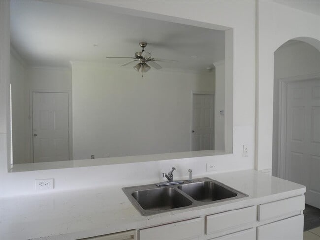 Building Photo - 6289 Wilcrest Dr