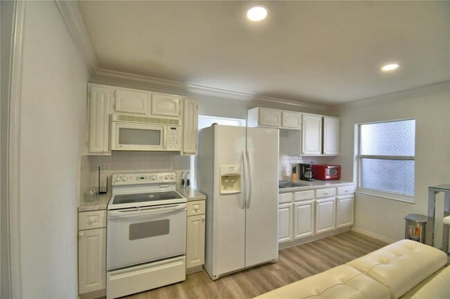 Building Photo - 2405 Roslyn Ln