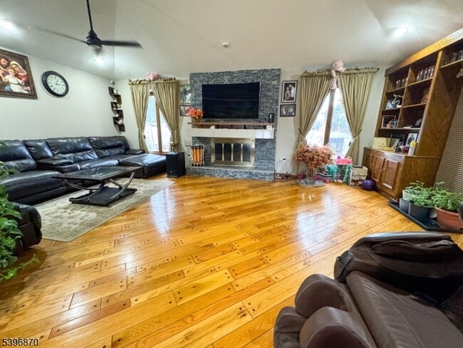 Building Photo - 617 Sycamore St