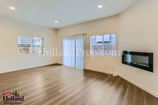 Building Photo - Gorgeous & Spacious Single-Home 3 beds 2.5 bath Available for you! NEW PRICE!