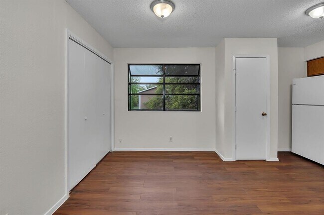 Building Photo - 500 Algerita Dr