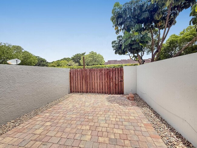 Building Photo - 2700 S Oakland Forest Dr