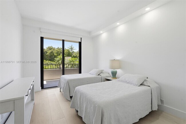 Building Photo - 251 Crandon Blvd