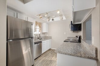 Building Photo - 2nd floor unit in gated community with pool/spa/tennis