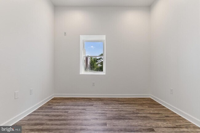 Building Photo - 980 N Marshall St