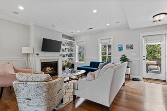 Building Photo - 8 Gates St