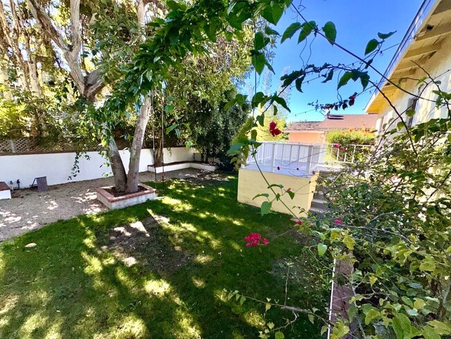 Building Photo - Charming Manhattan Beach Home with Spacious Yard – Prime Location!
