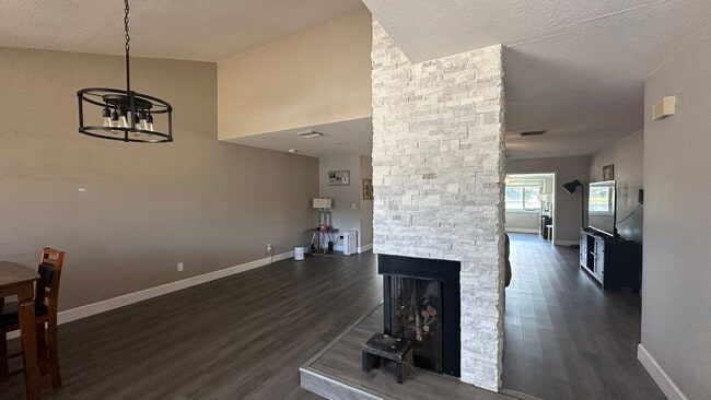 Building Photo - 1000 Huntington Ct