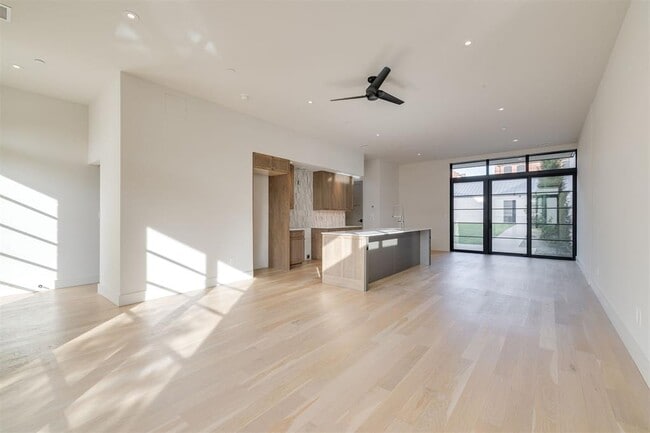 Building Photo - 1303 N Dewey Ave