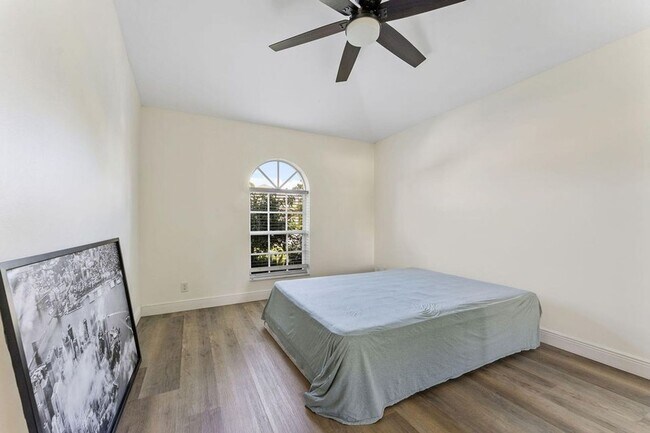 Building Photo - 107 Meadowlands Dr