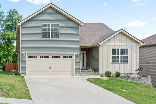 Building Photo - 3 Bed 2 Bath Home For Rent Near Downtown Clarksville!