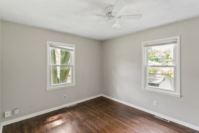Building Photo - COMING SOON! 3 Bedroom 1 Bathroom in Grand...