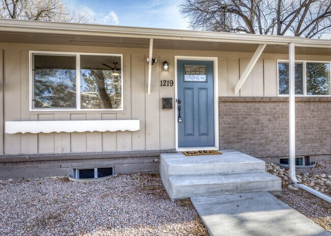Building Photo - Newly Remodeled 5 Bed Home with Huge Yard