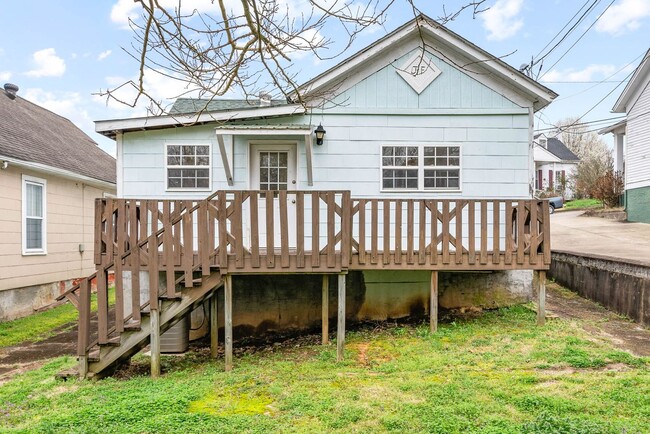 Building Photo - Cozy 2 Bedroom Downtown Home Available!