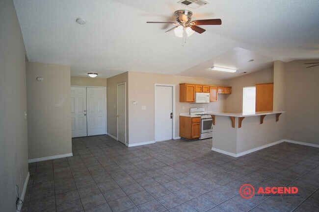 Building Photo - Three Bedroom Home in South Bakersfield!