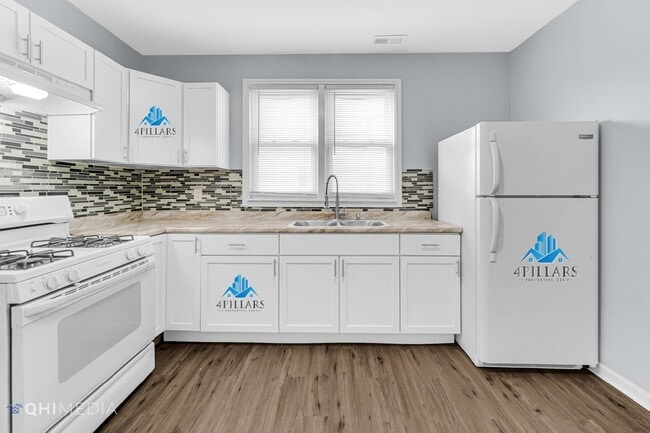 Building Photo - Spacious 4-Bedroom Home in Hammond, IN wit...