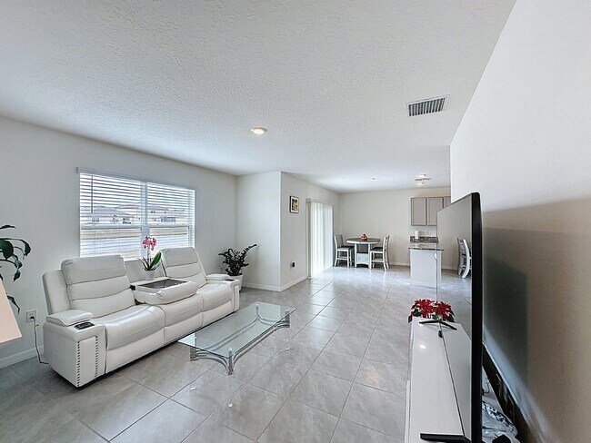 Building Photo - 8379 Ender Hls Dr