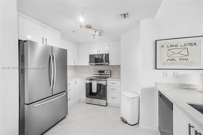 Building Photo - 7910 Harbor Island Dr