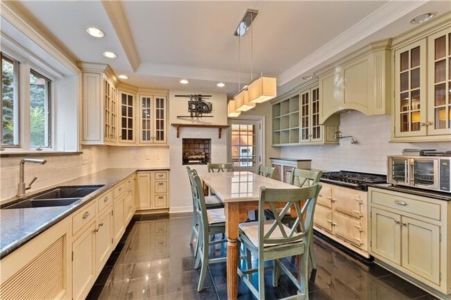 Building Photo - 705 E Beau St